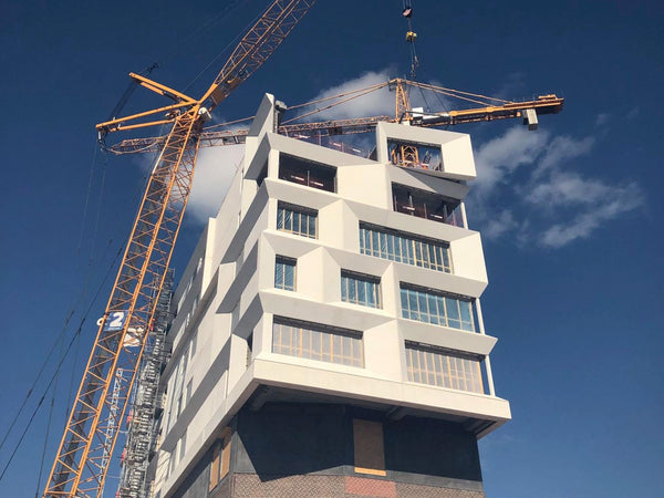 Universitets Hospital Køge, Danmark  Betonfacademoduler, med en glat finish. Vejer 17 tons hver.  Træform med modellakken til betonfacade-modulerne.